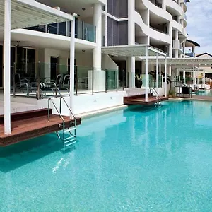 https://waters-edge-apartments.cairnshotels4all.com